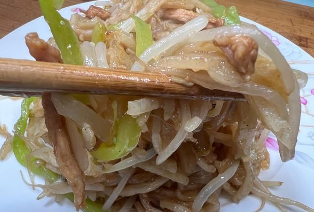 饭店9元一份的豆芽炒饼，在家用肉丝炒，咸香可口，5分钟能上桌