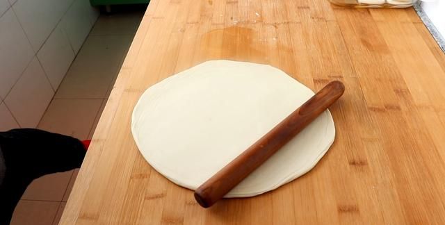 教你在家做春饼，皮薄如纸的诀窍告诉你，劲道柔软有韧性，超简单