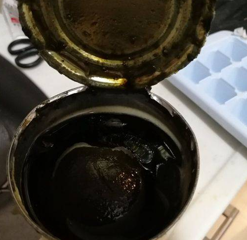 日本男子打开过期5年的凤梨罐头，网友：这是酿出石油了吗？