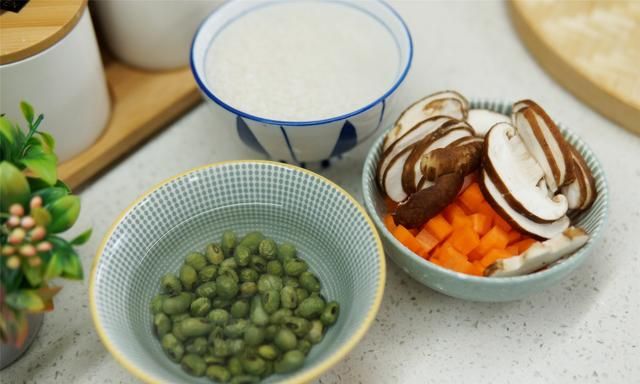 入秋后要学会“贴秋膘”，用这海鲜煮粥，便宜鲜美，秋天喝特营养