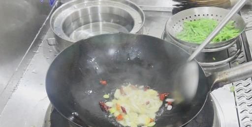 厨师长教你一道清淡的家常菜，用这个方法，芸豆清脆不变色不夹生