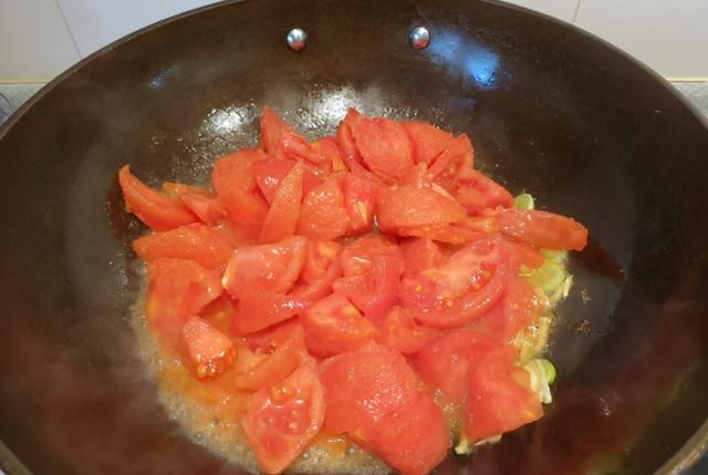为啥西红柿炒蛋又酸又硬，不鲜嫩？多数错在第1步，学学大厨做法
