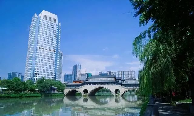 四川省第一大城市，被誉为“天府之国”，大家都看好它的发展前景