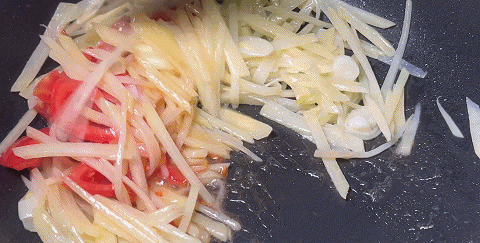 喜欢吃土豆丝，试试这样做，加一个西红柿一起炒，爽口开胃解油腻