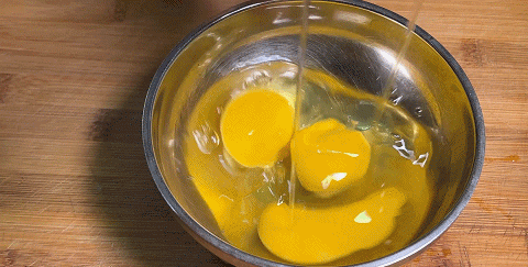 两包榨菜，4个鸡蛋，简单一炒，榨菜脆嫩，鸡蛋鲜香，3分钟上桌