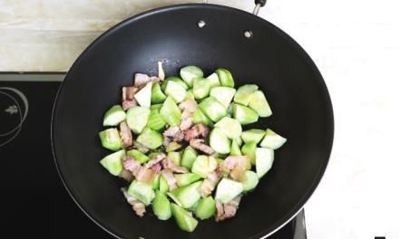 应季菜最好吃，这样炒丝瓜，只需放盐就很鲜，清热降火，下饭开胃
