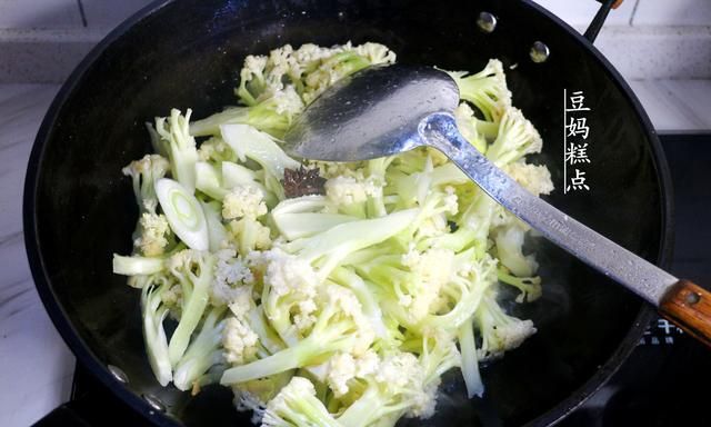 素炒花菜，切记不要焯水，加点儿它，脆嫩味美，营养又下饭