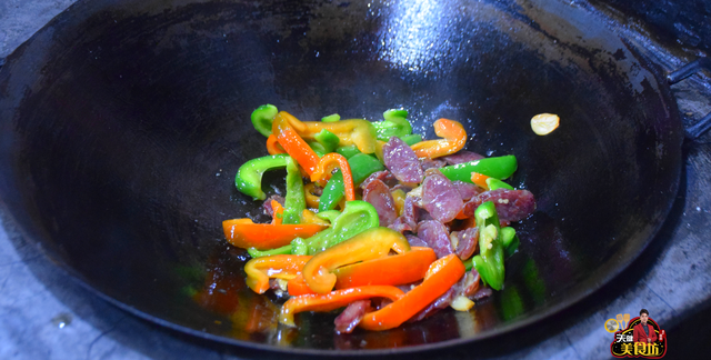 广式腊肠怎么做好吃？加2个菜椒简单炒一炒，味道就很不错