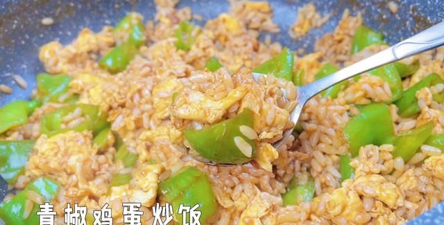 蛋炒饭这样做才好吃，食材家常，做法简单，一大锅吃不够