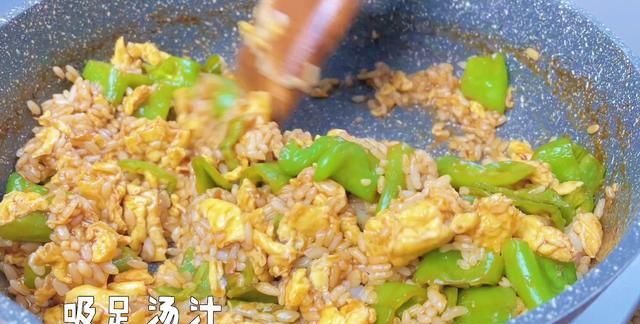 蛋炒饭这样做才好吃，食材家常，做法简单，一大锅吃不够