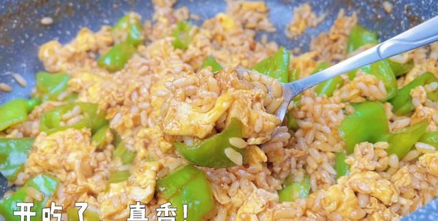 蛋炒饭这样做才好吃，食材家常，做法简单，一大锅吃不够