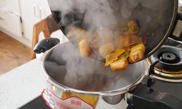巧用高压锅做红烧肉，全程半小时，酥烂红亮，肥而不腻，特别香