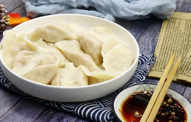 包芹菜馅饺子，处理芹菜是关键，掌握“3要点”，饺子味浓馅香