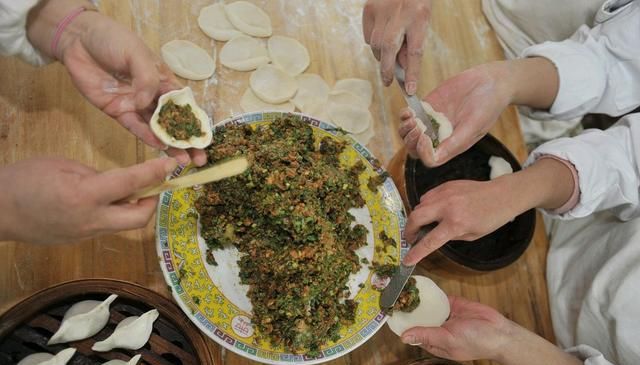 包芹菜馅饺子，处理芹菜是关键，掌握“3要点”，饺子味浓馅香