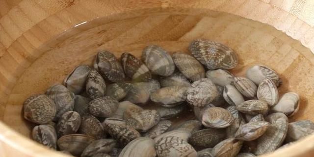 洗蛤蜊别再用盐水泡了!学会这招，沙子吐得又快又干净，好吃美味
