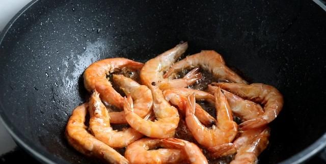 油焖大虾怎么做才好吃？原来在家做诀窍这么简单，又多了一道硬菜