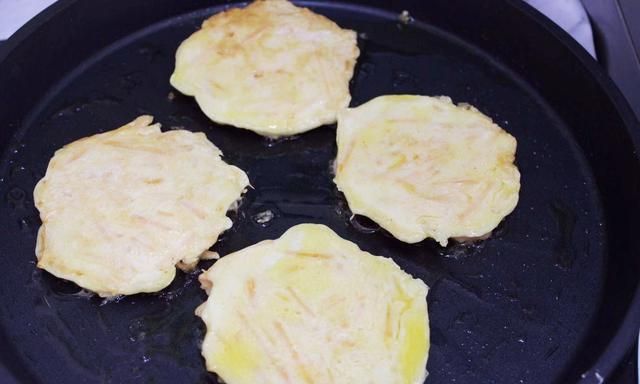 一个地瓜，两个鸡蛋，搅拌一下就下锅，十分钟做一盘子，香甜可口
