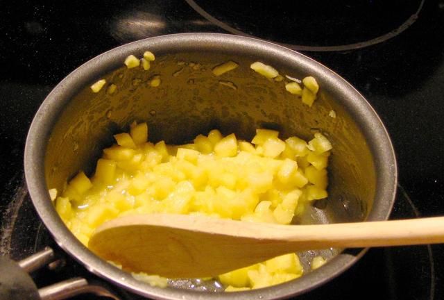为什么菠萝用盐水泡过，还是会扎嘴？营养师：不妨把菠萝煮熟了吃