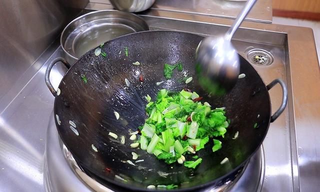 炒青菜时，直接下锅炒是错的！多加1步，翠绿鲜嫩、不比饭店差