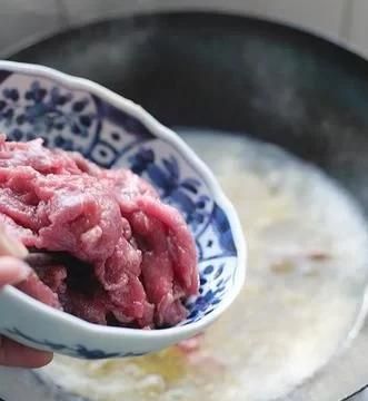 《水晶滑牛肉》牛肉这样做才够滑，鲜嫩无比酸爽可口。