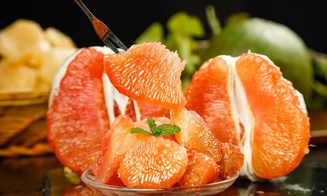 壹健康小知识：红心柚和三红蜜柚哪个好？三红蜜柚为什么没水分