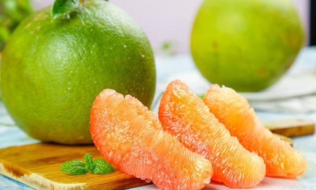壹健康小知识：红心柚和三红蜜柚哪个好？三红蜜柚为什么没水分