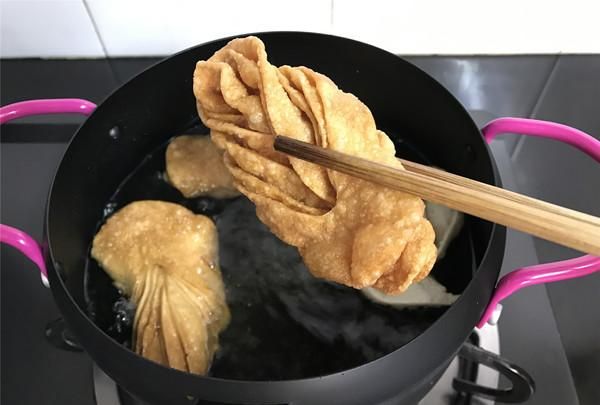 老北京“开口脆”，3张饺子皮，教您做香酥排叉，安全无添加！