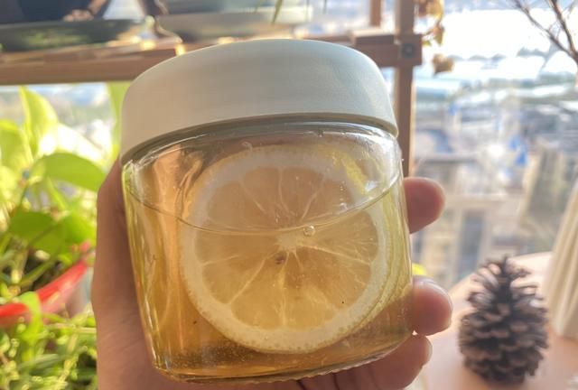 做柠檬蜂蜜时，不要再加糖了，多加点它，甜而不腻，好喝又养颜