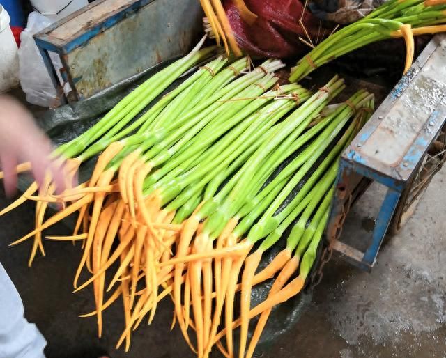 云南人也不是人人会吃的野果野菜，有的有腥味儿，还有的特别辣