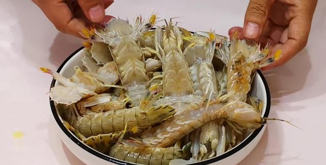 爱吃皮皮虾的要留意了，秋冬的皮皮虾能吃吗？教你一招，轻松扒虾