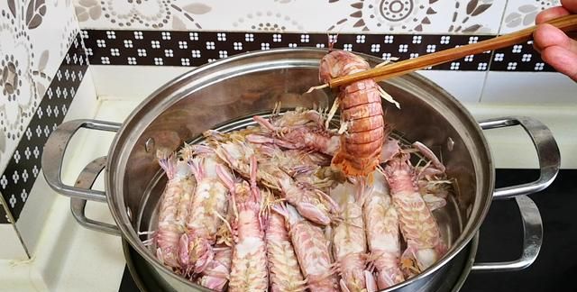 爱吃皮皮虾的要留意了，秋冬的皮皮虾能吃吗？教你一招，轻松扒虾