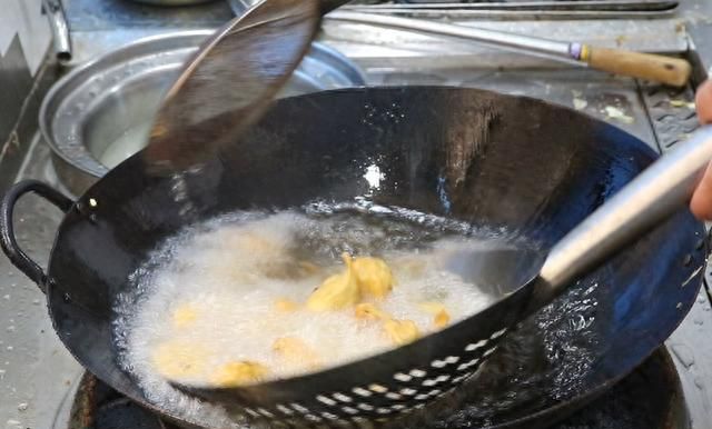 大厨分享拔丝香蕉的家常做法，酥脆香甜，百吃不厌，看一遍就会做