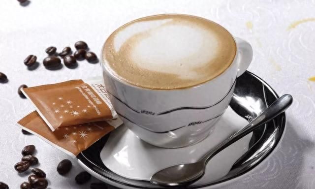 喝咖啡“加糖”不要说”add sugar”，地道的表达是？