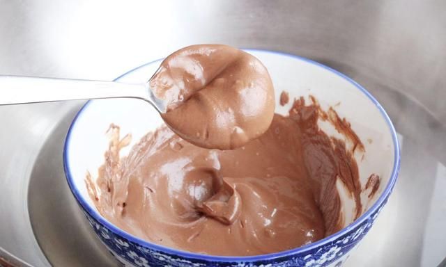 把巧克力酱裹在汤圆上，真是太厉害了，很多人不知道，简单还实用