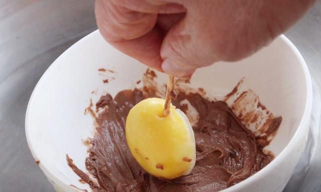 把巧克力酱裹在汤圆上，真是太厉害了，很多人不知道，简单还实用