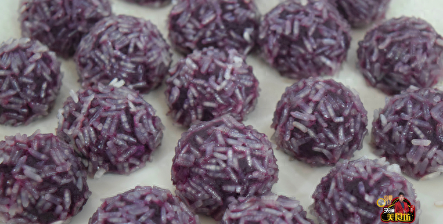 紫薯里裹上一层糯米，锅里蒸一蒸，出锅软糯香甜，比糯米糍粑还香