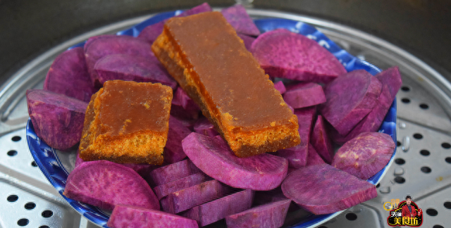 紫薯里裹上一层糯米，锅里蒸一蒸，出锅软糯香甜，比糯米糍粑还香