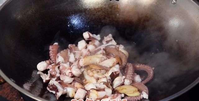 闽南沿海人教你章鱼的做法，鲜嫩清脆又下饭，比吃鱿鱼还美味