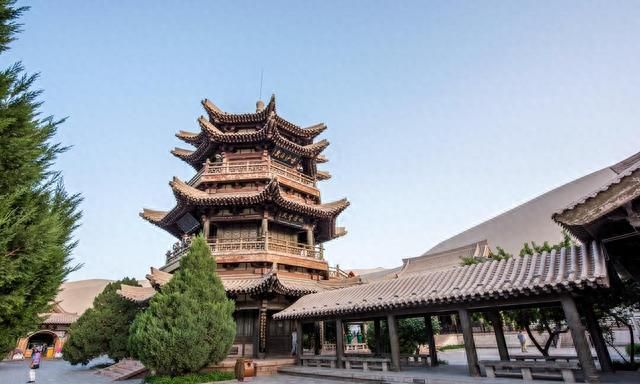 甘肃首席大城酒泉市，面积比浙江省还大，最出名的敦煌只是县级市