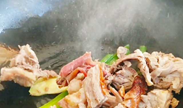 吃剩的烤鸭架不要扔了，大厨教您做一锅美味的鸭架汤，好喝又营养