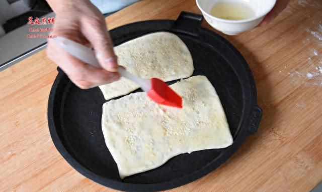 芒果君爷爷：饼铛版芝麻小煎饼，家里的早餐，就是这个味儿