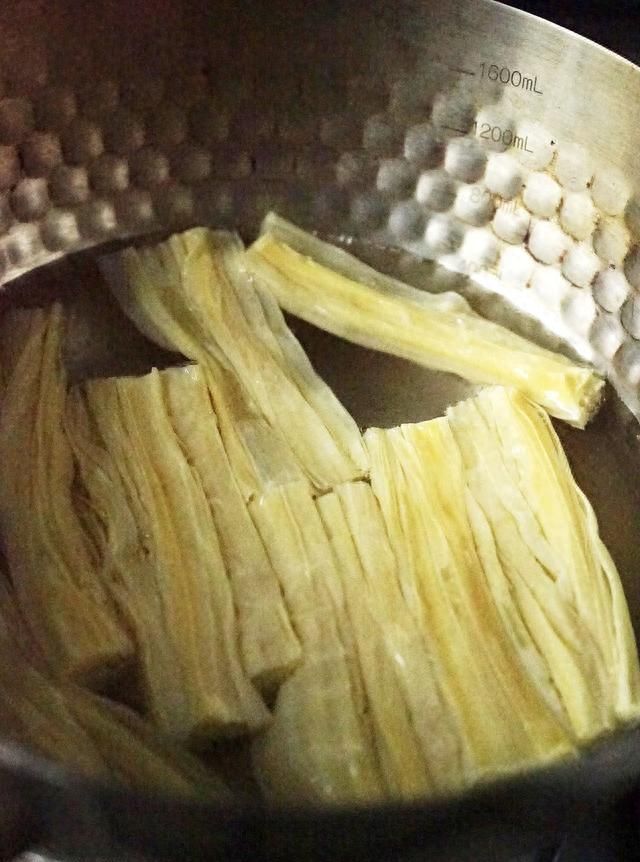 做豆浆有多简单？不用泡黄豆，1把腐竹煮1锅豆浆1个小时1步到位