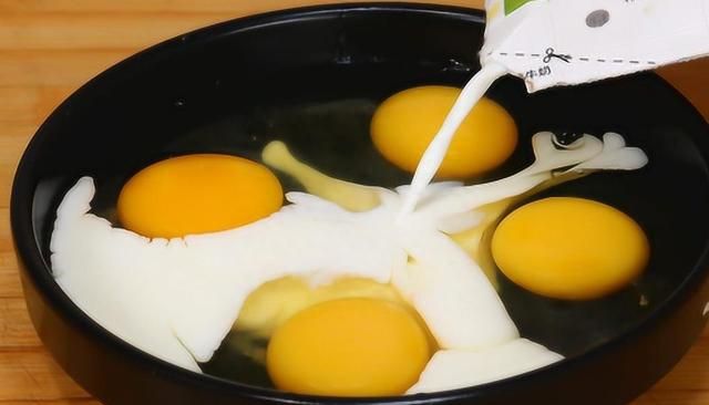把牛奶倒入鸡蛋中，简单搅一搅，出锅松软香甜太好吃了