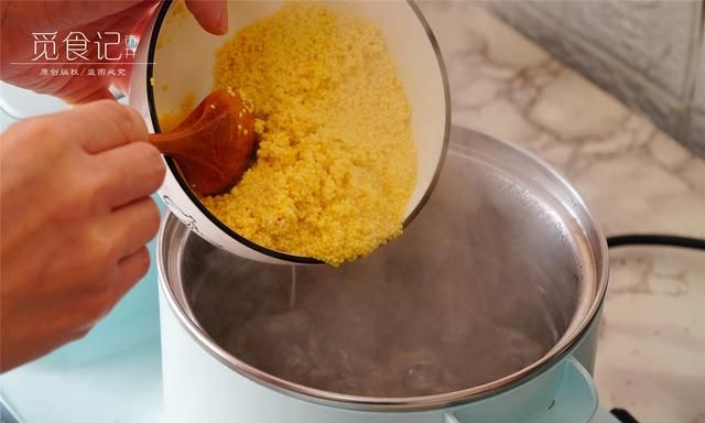 煮小米粥，用冷水还是热水？学会这样熬粥，米油厚，黏稠香甜