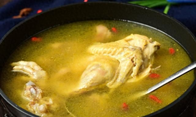 鸡汤这样炖绝了，只需1味料，汤鲜味美肉质嫩，驱寒暖胃营养高