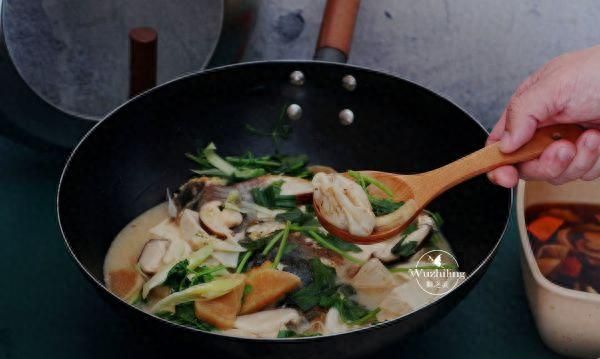 「铁锅鱼头炖豆腐」孩子常吃记忆力好，好吃又营养