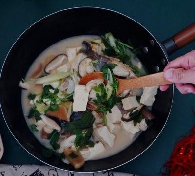 「铁锅鱼头炖豆腐」孩子常吃记忆力好，好吃又营养