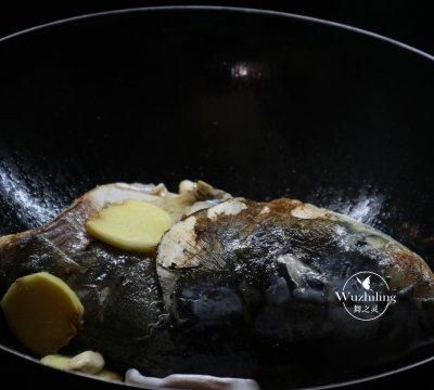 「铁锅鱼头炖豆腐」孩子常吃记忆力好，好吃又营养