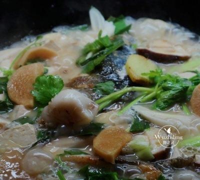 「铁锅鱼头炖豆腐」孩子常吃记忆力好，好吃又营养