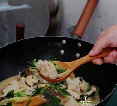 「铁锅鱼头炖豆腐」孩子常吃记忆力好，好吃又营养